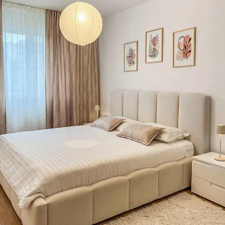 Апартаменты Lara - Spacious And Comfortable 2-bed, 2-bath