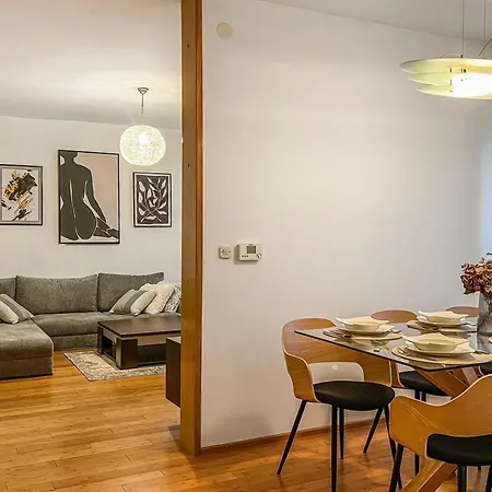 Lara - Spacious And Comfortable 2-bed, 2-bath *